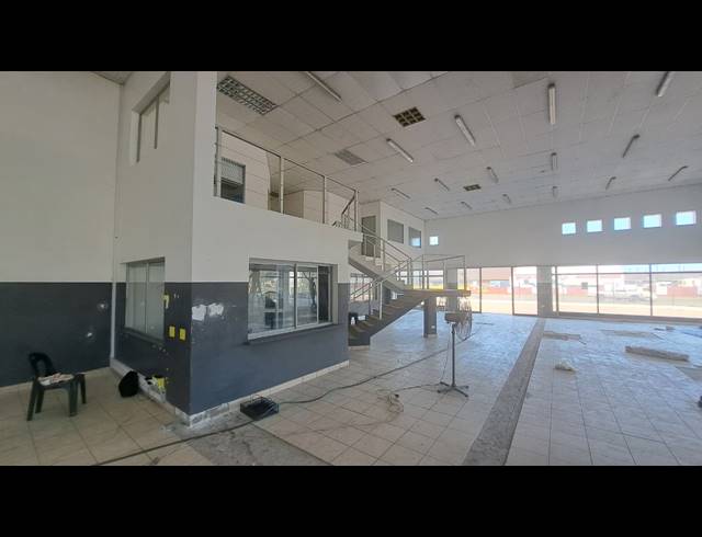 791M² SHOWROOM TO LET IN ALTON